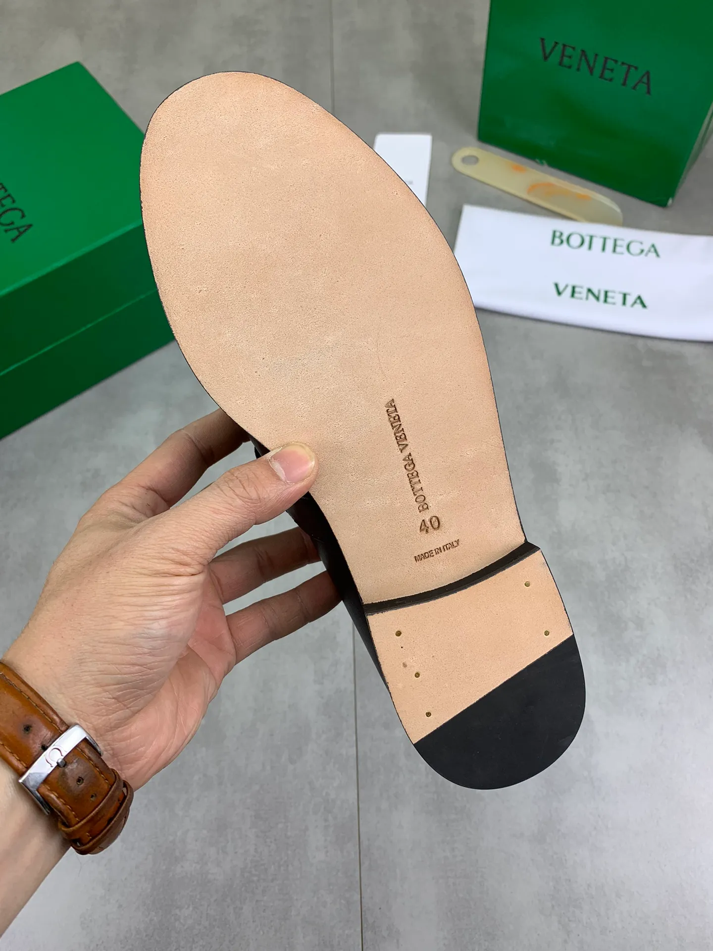 Men's shoes 💰P820 [New model] (genuine leather outsole) water-dyed cow lining 💰High-quality business couple leather shoes 💎💎💎 BOTTEGA VENETA official website synchronizes the latest top version of BV in the market, accept material comparison, shoe type comparison, process comparison, practical and textured, versatile and suitable for any occasion, the more you look at it, the more flavorful it becomes. Purely hand-knitted craftsmanship - Upper material, calfskin imported from Italy 🇮🇹 - High-quality water-dyed cowhide lining - Original private model customized leather outsole -Size: Female 35-39 (40 ordered) Male 39-44 (38 45 can be customized) Color: Multiple colors available